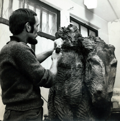 André Forfert en noir et blanc en train de sculpter