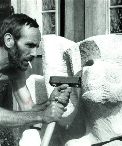 le sculpteur Andre Forfert